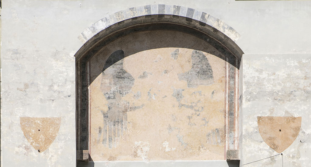 Lunetta collocata nella porta occidentale del Cortile degli Svizzeri