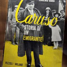 Navi di Carta-Locandina Raffigurante la copertina del libro sulla vita del Tenore Enrico Caruso.